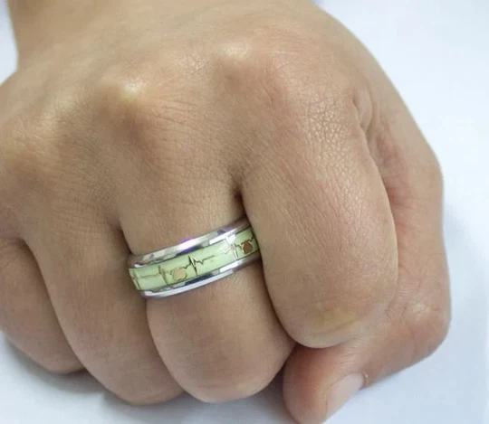 Anillo personalizado para hombre Heart Beat Promise brilla en la oscuridad plateado y dorado Foto 2 de 4