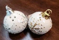Cracker Barrel Mini Christmas Ornament Salt and Pepper Shakers Silver/White B6