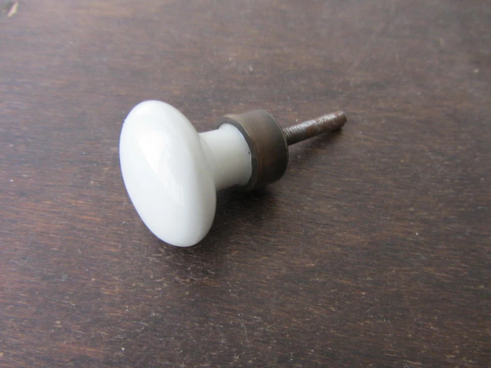 Bouton de tiroir en porcelaine et laiton 1970 - Photo 1/4