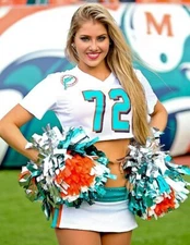 BEAUTIFUL DALLAS CHEERLEADER 8X10 Photo