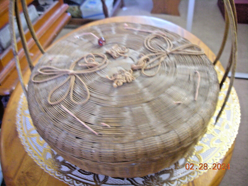 Antique Chinese sewing basket with handle