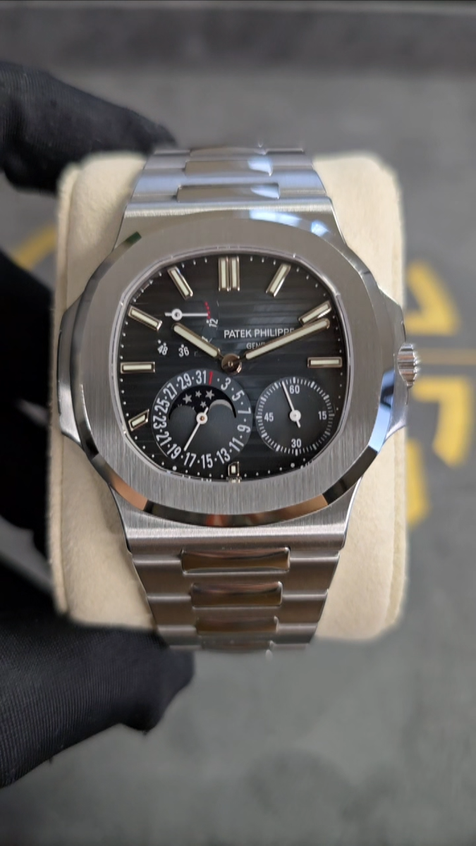 MINT PATEK PHILIPPE NAUTILUS 5712 40MM BLUE DIAL STEEL MOONPHASE