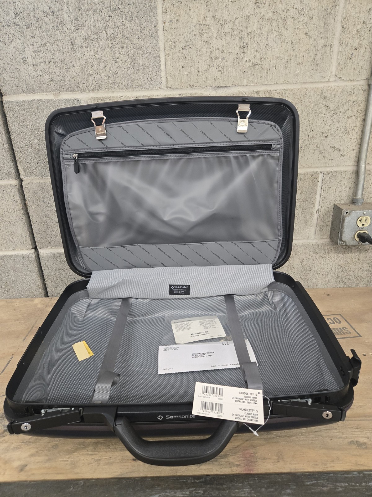 Brand New VINTAGE 1993 Samsonite 24" Silhouette 5 Navy Suite