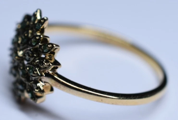 Anillo de cóctel con racimo floral talla 10 enchapado en oro amarillo 0,25 CTW diamantes verdes Foto 3 de 4