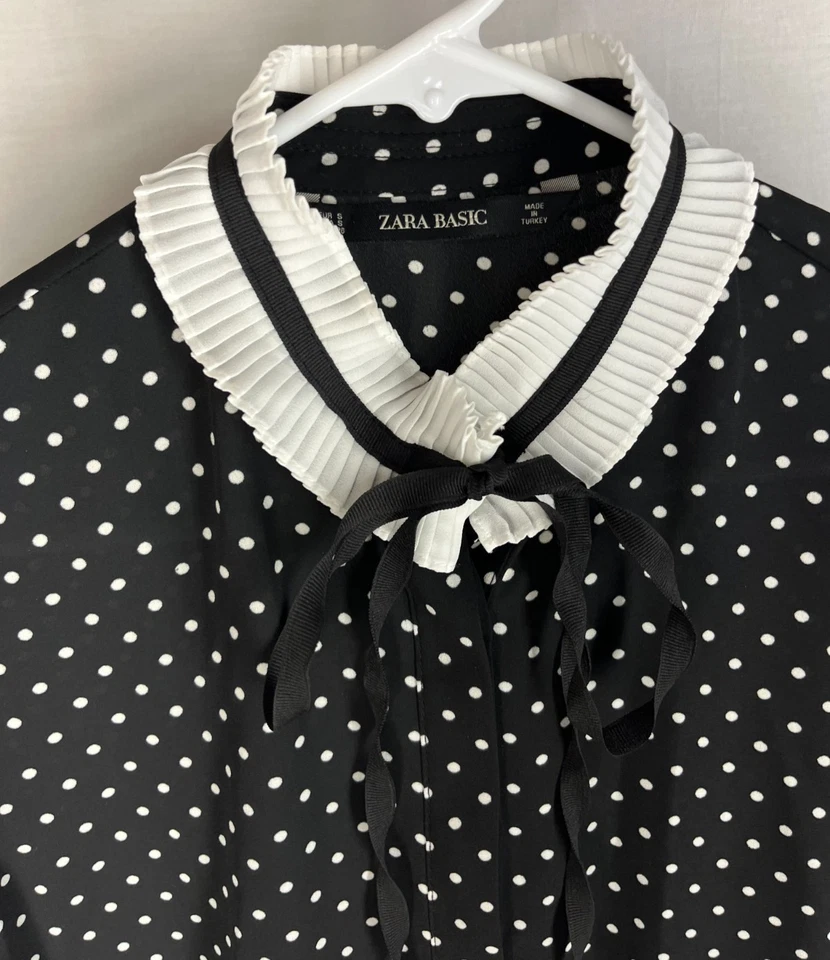 Blusa ZARA BASIC Talla S Cuello Volantes Lunares Negra Abotonada Cuello Corbata Foto 3 de 4