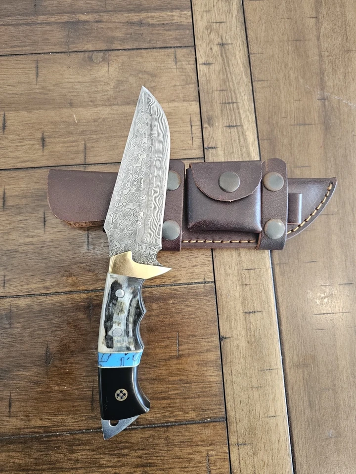 CUCHILLO CON MANGO DE CUERNO DE CARNERO DAMASCO HECHO A MANO PERSONALIZADO, PASADOR DE MOSAICO Y FUNDA PREMIUM R21 Foto 2 de 4