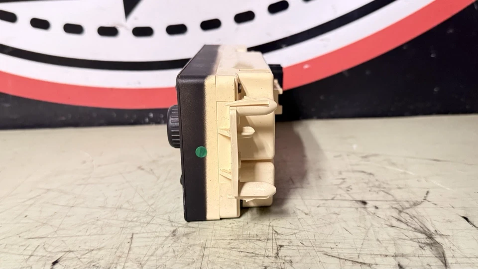 03-07 Chevy Silverado GMC Sierra Climate Control Unit A/C W/Defrost OEM 10370034 - Image 3 of 4