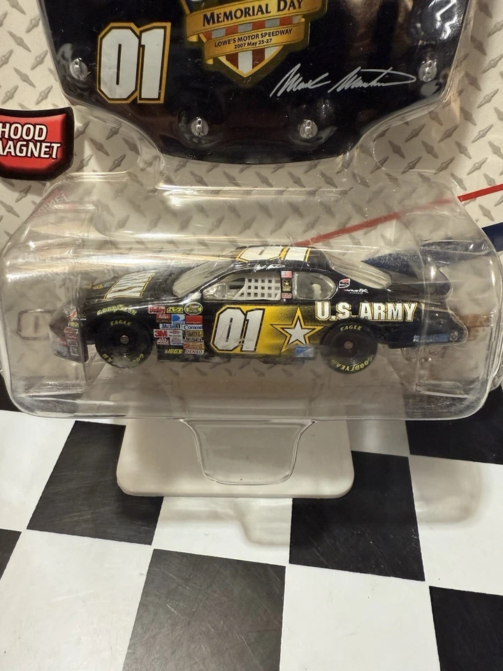 Mark Martin #01 ARMY AMERICAN HEROES 2007 1/64 Nascar Diecast con imán de capucha Foto 2 de 4