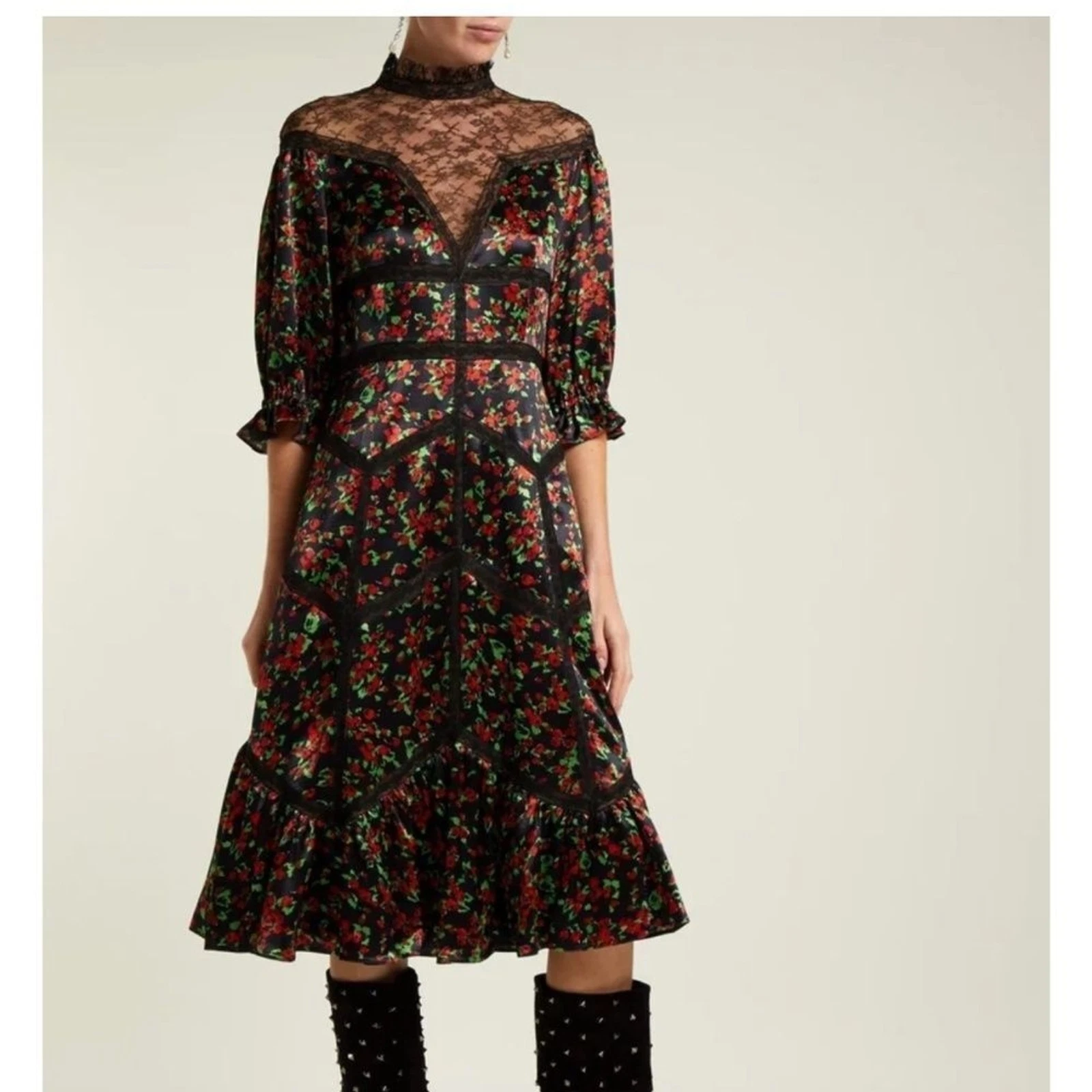 Abito Valentino con rifiniture in pizzo