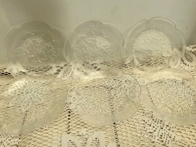 Mikasa Hoya Milchglas Teller / flache Schalen 15,5 cm geprägte Blumen x 6