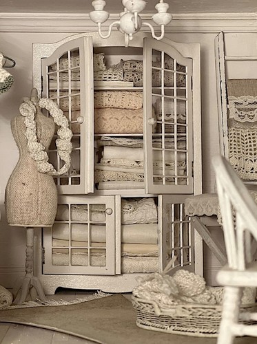 dollhouse in scala 1:12 con 13 stanze arredate in stile shabby chic - Foto 10 di 24