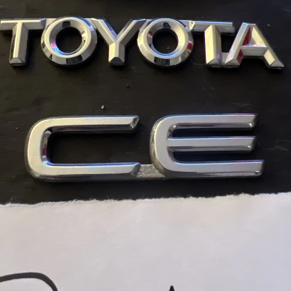 98 99 00 01 02 TOYOTA COROLLA CE CROMO EMBLEMA TRASERO LOGOTIPO INSIGNIA SÍMBOLO CONJUNTO OEM Foto 2 de 4