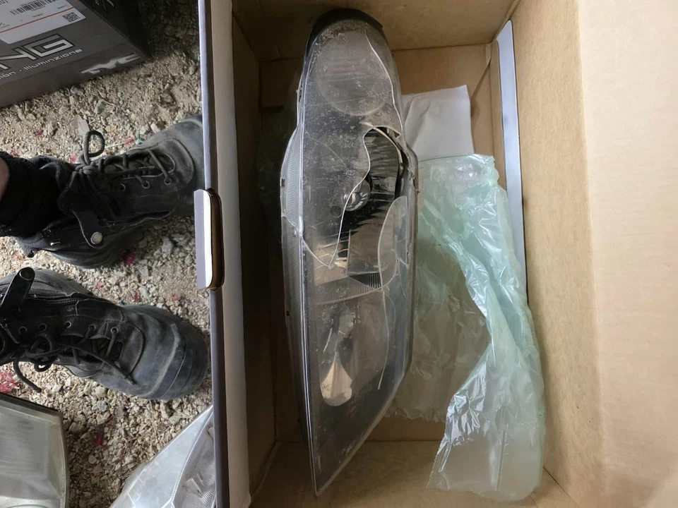 Genuine HSV VX Series 2 Headlights GTS Clubby R8 SV300 Senator READ DESCRIPTION! - image 4 of 4