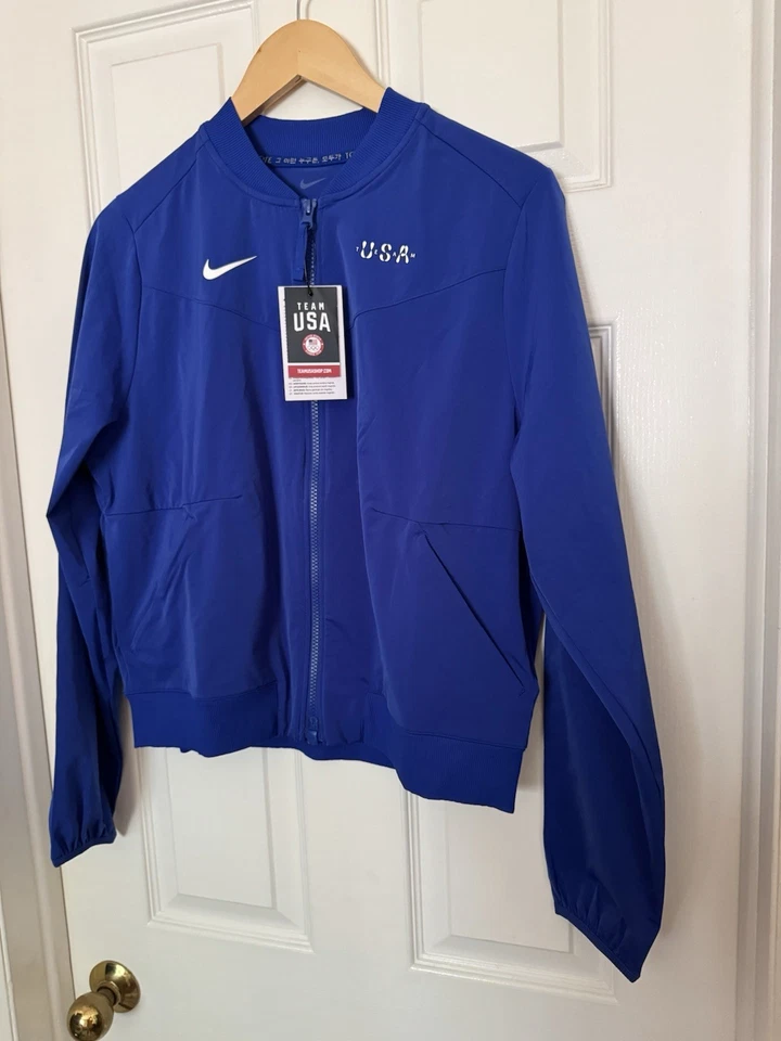 Nike Mujer Grande Equipo Emitido EE. UU. Cremallera Completa Chaqueta Bomber Azul FN1049-417 NUEVO Foto 3 de 4