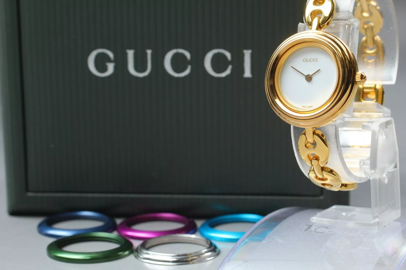 Montre femme Gucci lunette à changement 11/12,2 quartz 6 couleurs neuve à pile du JAPON