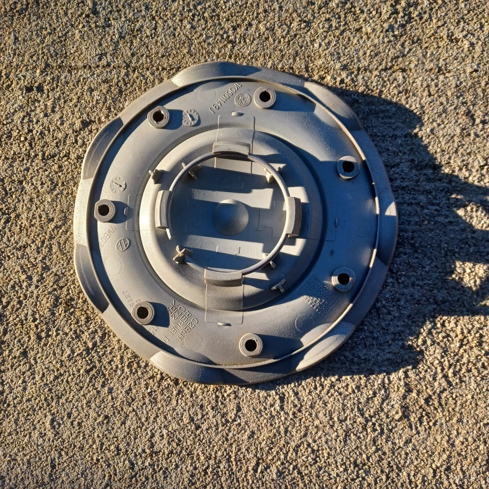 Tapa central VW Volkswagen Jetta GTI 2002-2010 parte # 1K0 601149 J logotipo Wolfsburg Foto 3 de 3