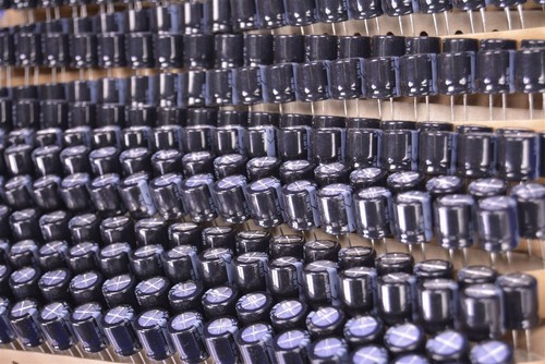 300 TI 100uF µF mF mFD TRS Radial Electrolytic Capacitors 63V 20% for Switching - Picture 2 of 3