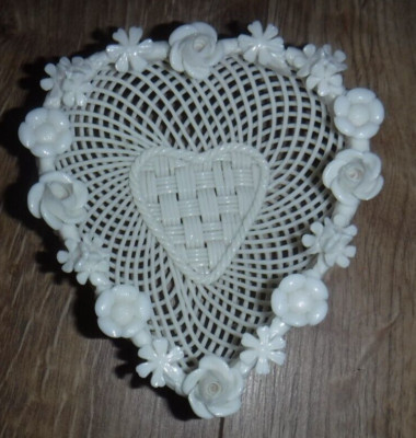 Exquisiter Belleek Gitterkorb in Herzform ~ Rand mit Blumenverzierung ~ Top