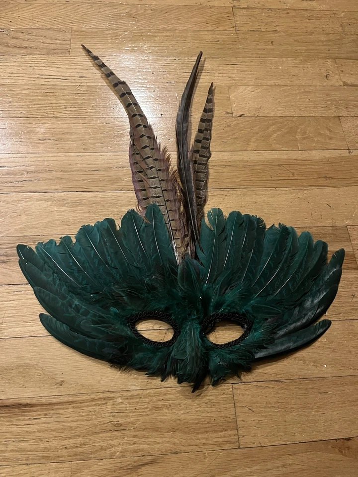 Lot 4 Mardi Gras Carnival Masquerade Feather Masks Photo Booth Halloween Masks  - Image 4 of 4