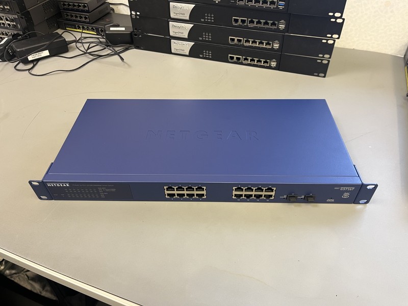 Netgear ProSafe GS716T with Brackets Netgear Gigabit Switch tested