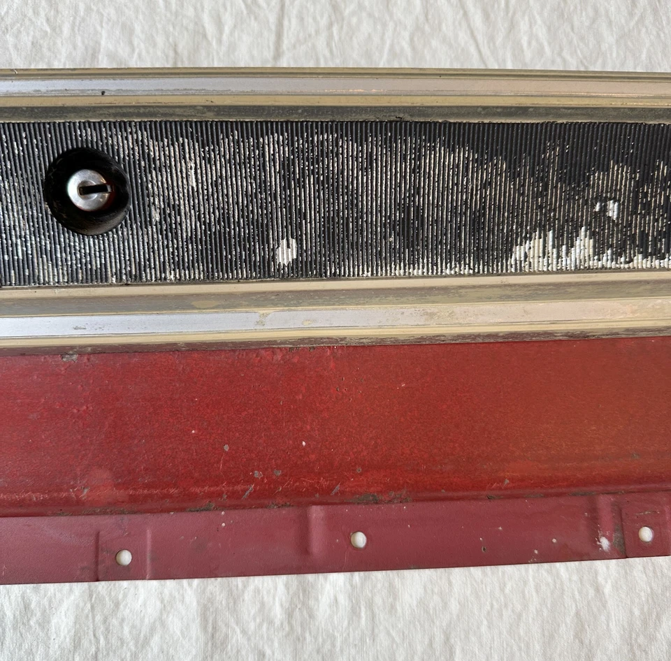1965-66 Plymouth Fury Glove Box Door with Plastic Trim Base Model Fury I II III — 第 4/4 张图片