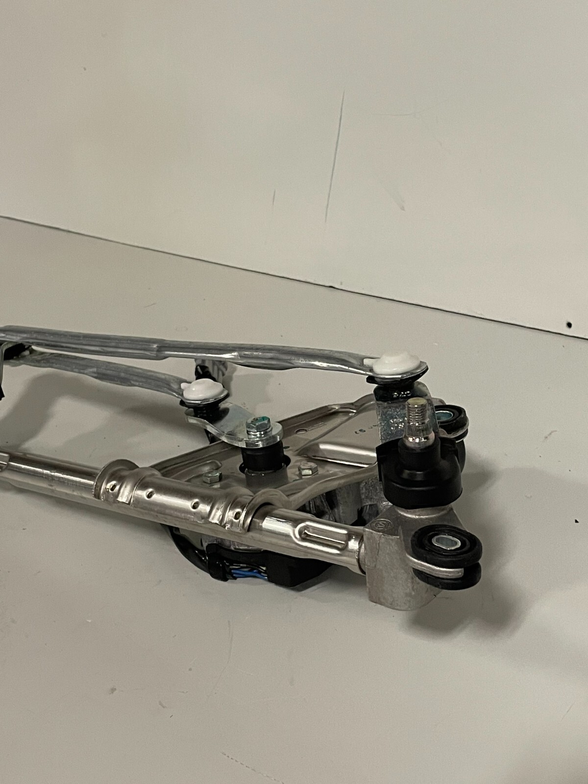 Ferrari California WINDSHIELD WIPER MOTOR WITH LINKAGE 159200-800 (3k miles only