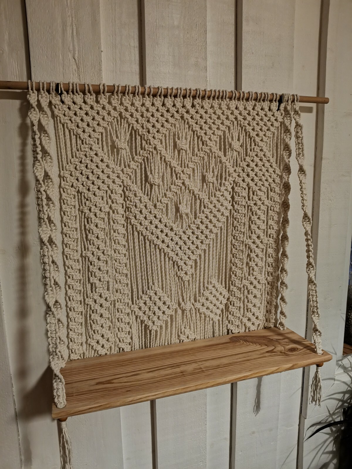 Étagère suspendue macramé pour habiller un mur vide et ranger vos petites plantes