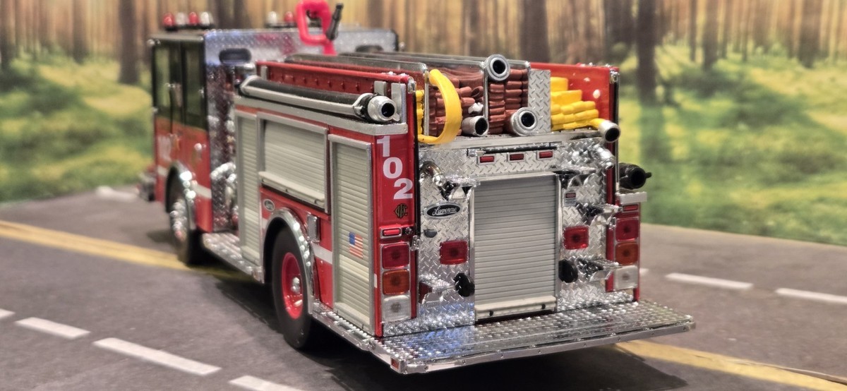 READ** 1/32 Code 3 Model Chicago Fire Department Engine 102