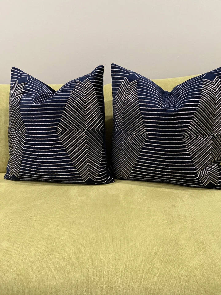 Almohada decorativa Callisto Home terciopelo azul plata cuentas 20x20 Foto 3 de 4