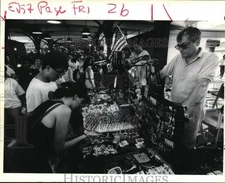 1990 Press Photo French Market vendor Steve D'Esposito mans his jewelry booth