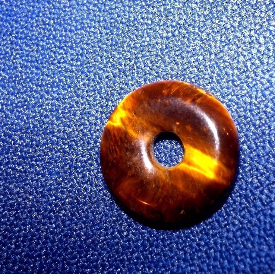 Pequeña piedra en forma de rosquilla