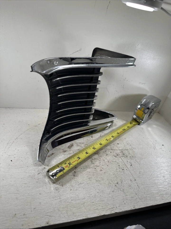 Bisel de faros derecho usado OEM C8MB13A242A Ford 1968 Mercury Monterey/Park Lane Foto 2 de 4