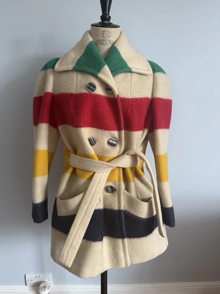 Hudson’s Bay Coat - True Vintage - Made in Canada - 100% wool - iconic stripes - Image 2 of 4