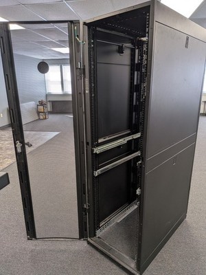 APC AR3100 NETSHELTER ENCLOSURE 42U SERVER RACK DATA CABINET