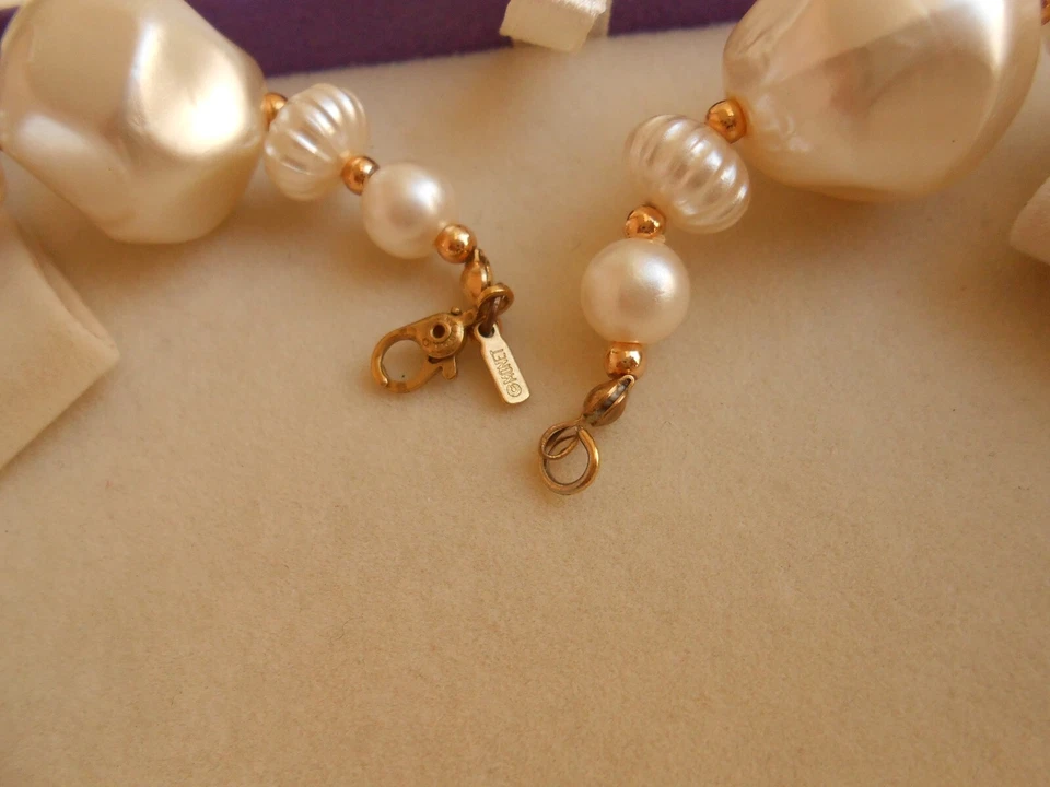 COLLANA GIROCOLLO firmata MONET sfere tipo perle in lucite - Immagine 2 di 3