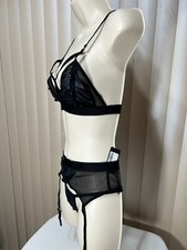 Set 3 Pièces Noir Dentelle Semi-Transparente Peek A Boo - Taille Unique - Soutien-Gorge & Porte-Jarretelles