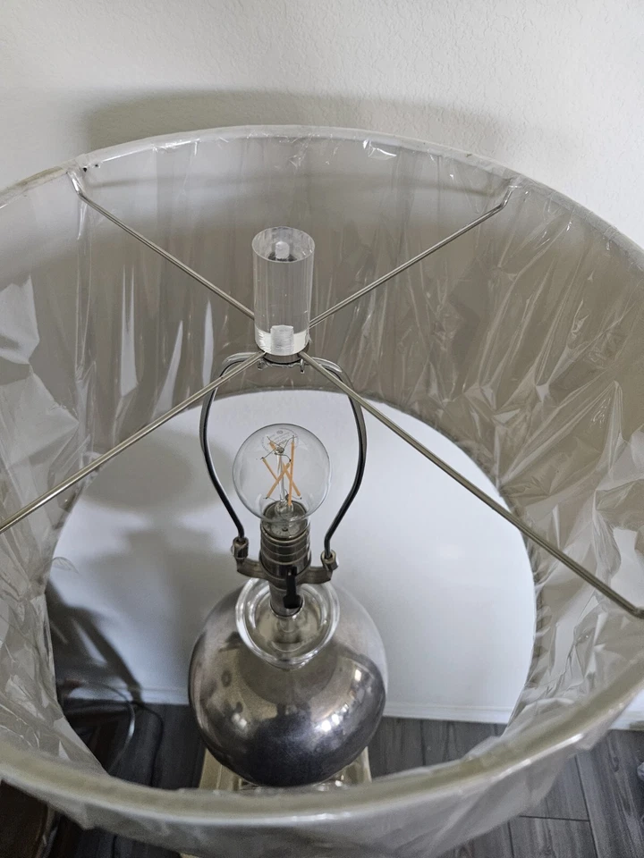 Lámpara de mesa Safavieh Alcott de vidrio de mercurio -Plata Safavieh Alcott vidrio de mercurio Foto 4 de 4