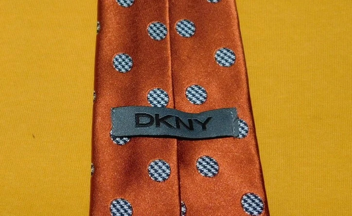 CORBATA DELGADA CON MOTIVO DE LUNARES NARANJA/GRIS/BLANCO DKNY HECHA EN EE. UU. - CORBATAS - CORBATAS DE DISEÑADOR Foto 3 de 3