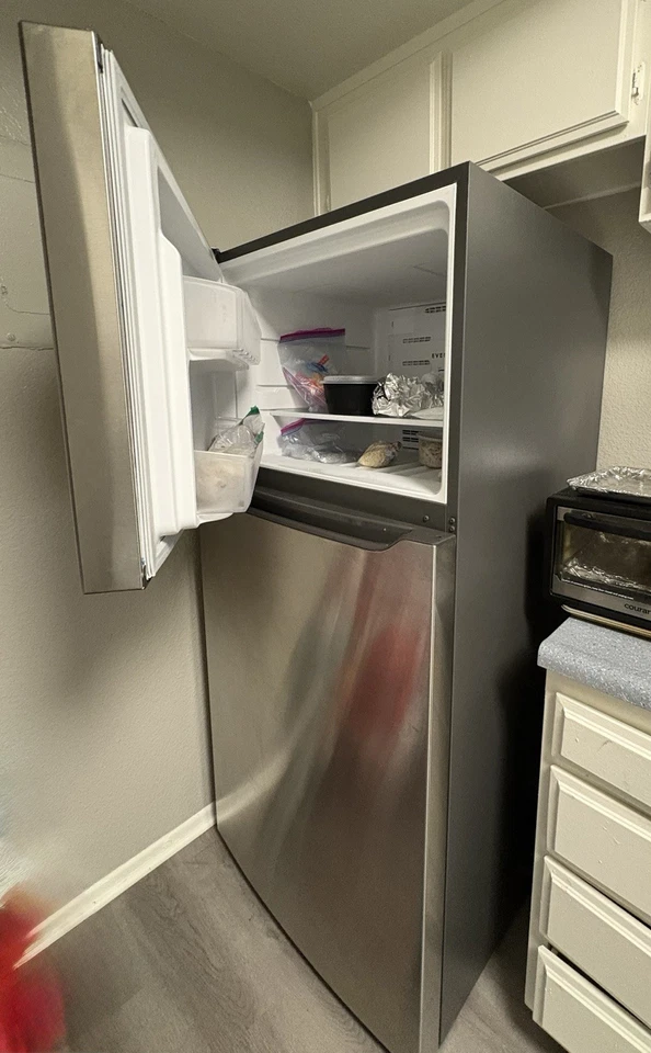 Refigerador con congelador superior, 21,5 Cu. Pies, estilo puerta estándar, acero inoxidable Foto 4 de 4