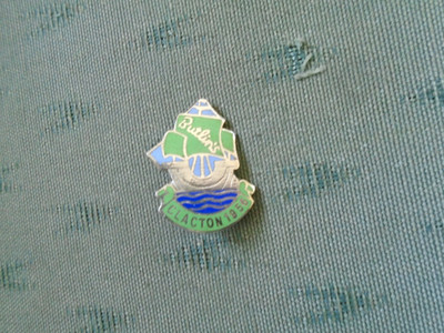 1956 BUTLINS CLACTON HOLIDAY CAMP EMAILLE ANSTECKNADEL ABZEICHEN - SCHMUCK CO DUBLIN
