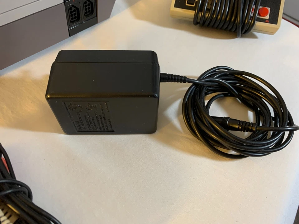 Original Nintendo NES Console Mario/Duck Hunt  2 Controllers (3rd listing) - Image 2 of 4