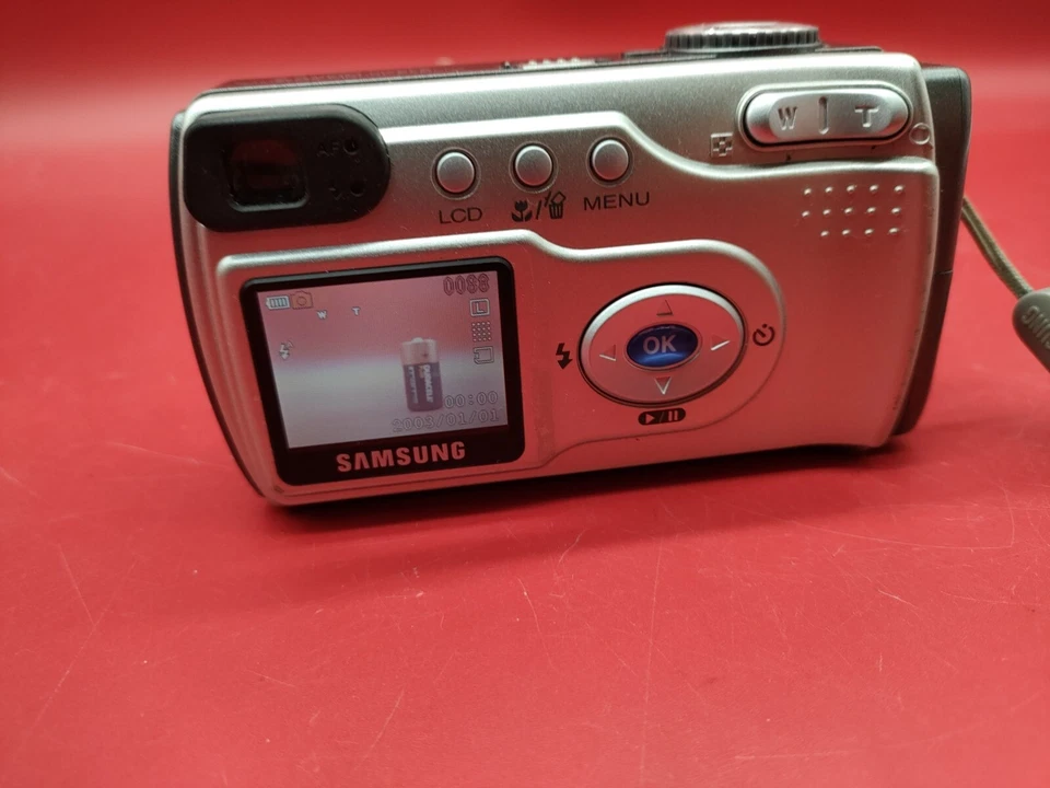 Samsung Digimax 240 2.0MP Compact Digital Camera + Memory Card - Image 4 of 4