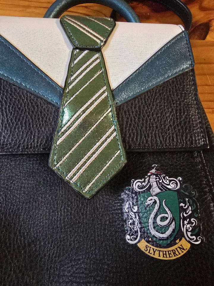 Harry Potter - Uniforme Escolar Slytherin 8” Mini Mochila Cuero Sintético "Nueva" Foto 2 de 4