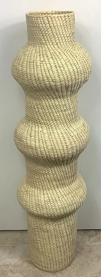 大号抽象手工编织棕榈雕塑篮子 43.25 英寸 H — 第 3/4 张图片