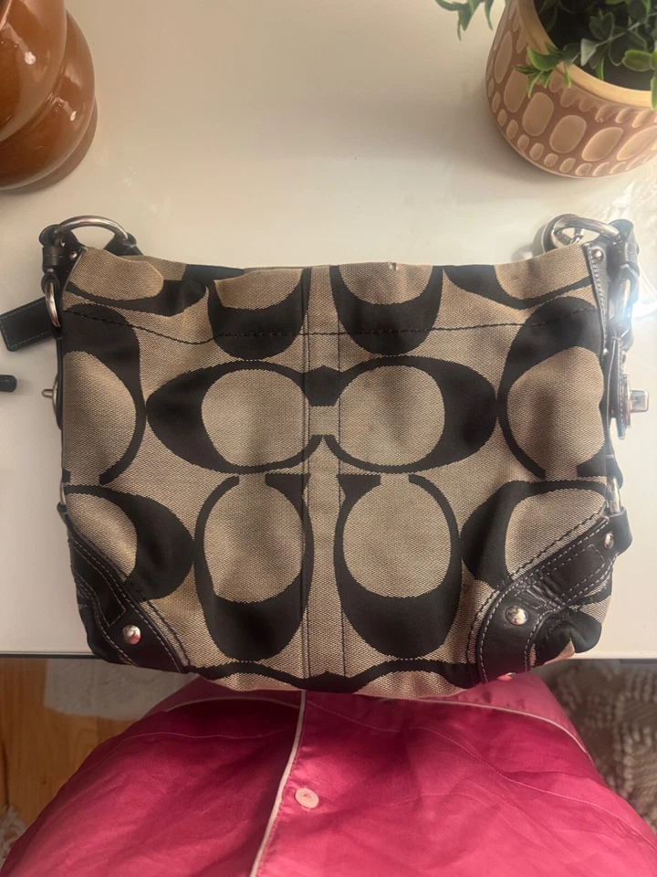 Bolso de Hombro Coach Signature Auténtico Mediano Carly | En buen estado, pero usado Foto 4 de 4