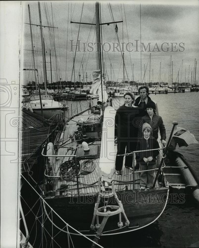 1976 Press Photo Mr. and Mrs. Krzysztos Baranowski and children on a Boat