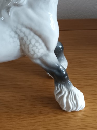 BESWICK GREY GLOSS CANTERING SHIRE MODEL 975 IN PERFECT CONDITION - Picture 9 of 18
