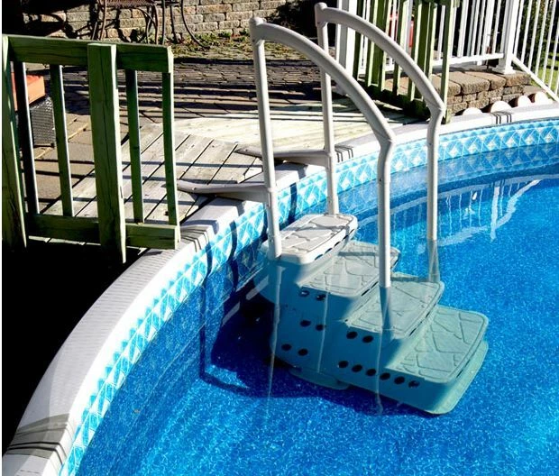 Escalón de piscina sobre el suelo Innovaplas Biltmor con 2 soportes de barandilla y cubierta Foto 3 de 4