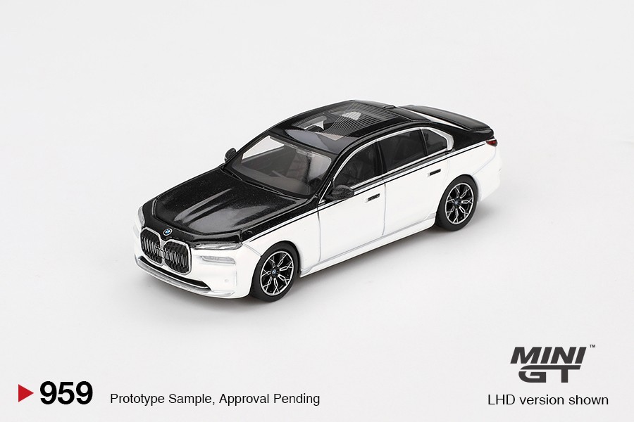 1/64 BMW I7 XDRIVE60 ALPINE WHITE/BLACK SAPPHIRE (LHD) MGT00959-L
