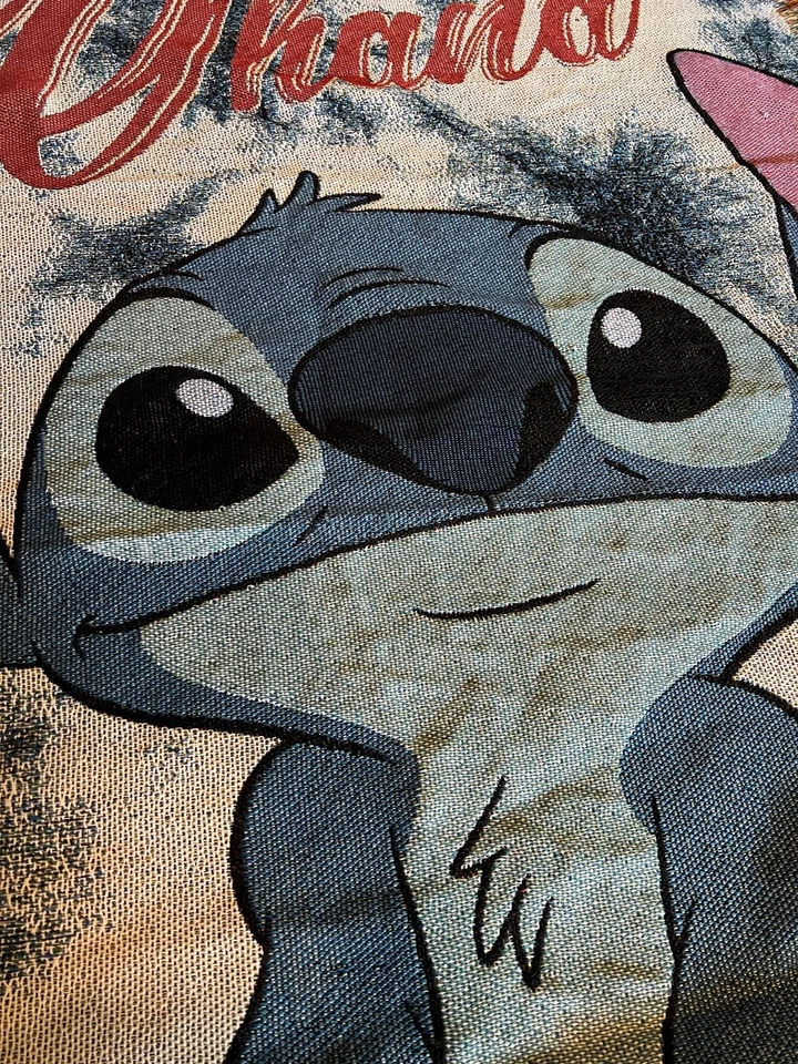 Manta de tapiz tejida Lilo & Stitch 2024: Stitch: Ohana 4X5 Foto 3 de 4